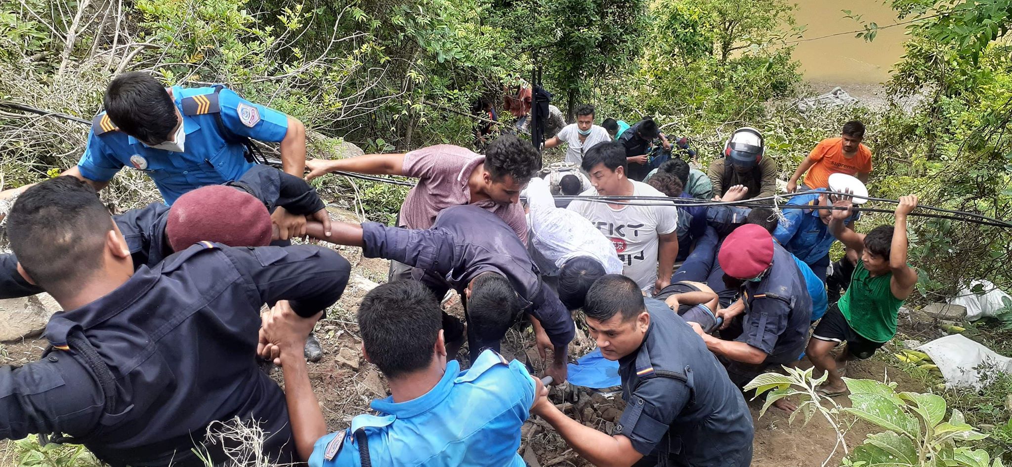 सिद्धबाबा मन्दिरनजिकैबाट तिनाउमा जीप खस्यो